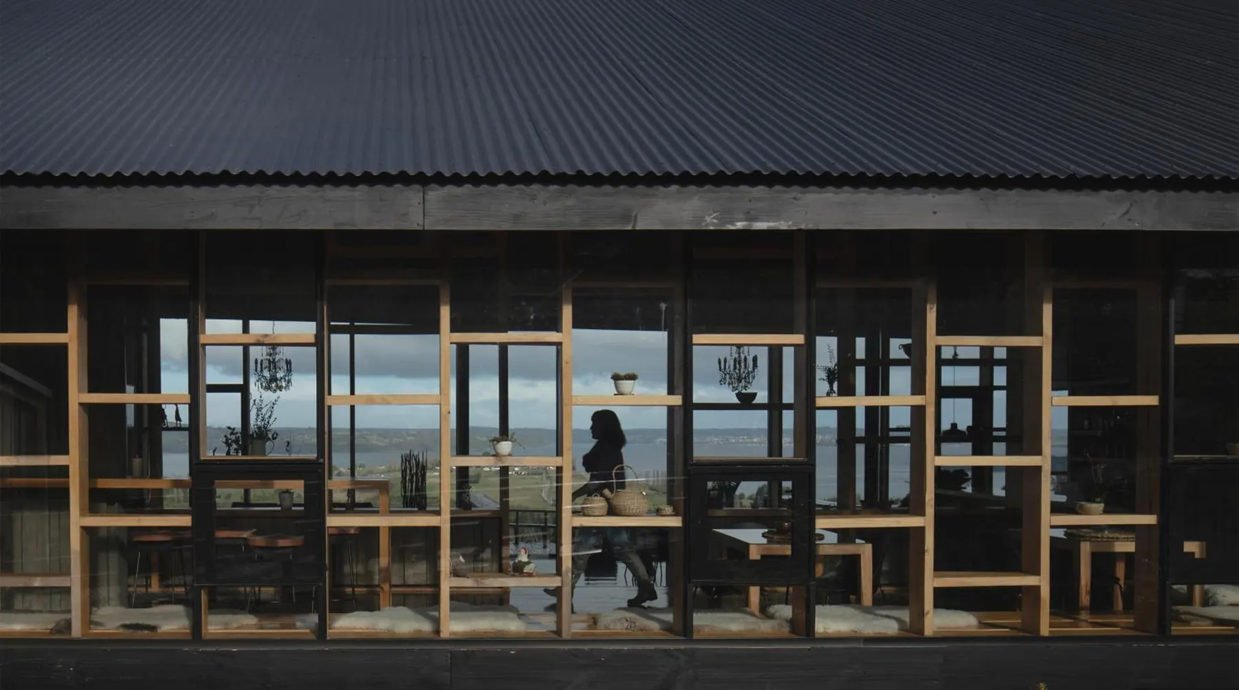 Comedor de vidrio con vista al mar