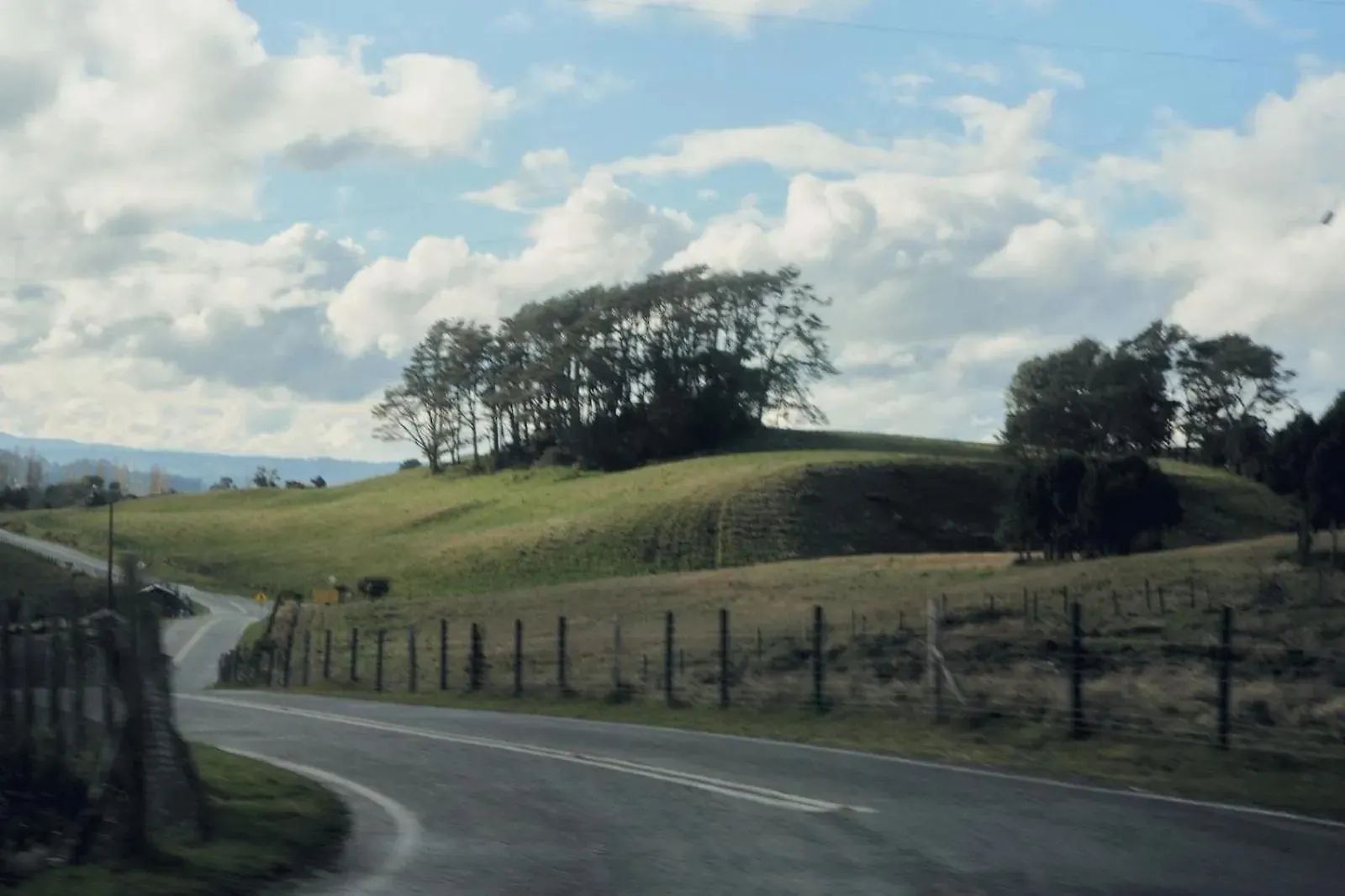 Camino rural entre lomas verdes de Chiloé