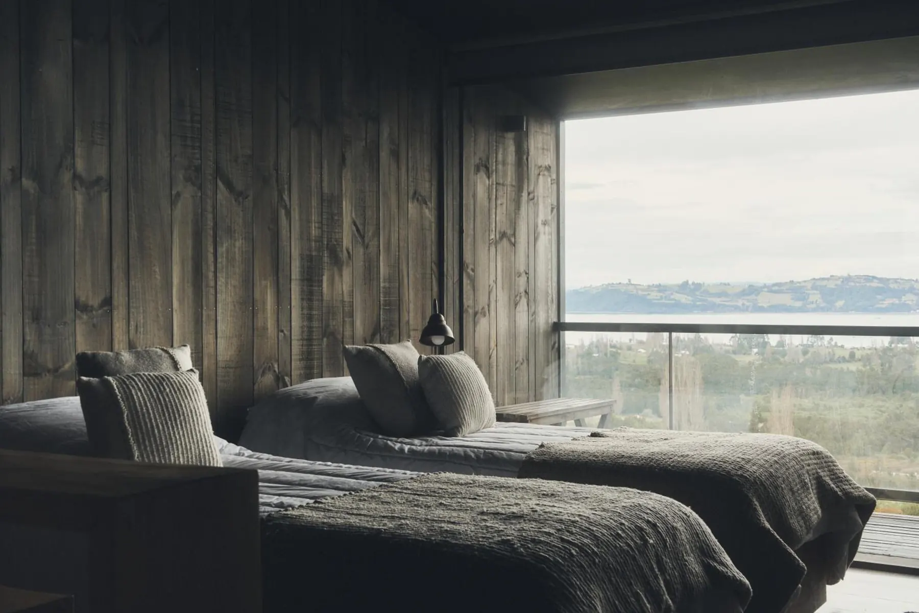 Cama con vista al canal y a la isla Lemuy