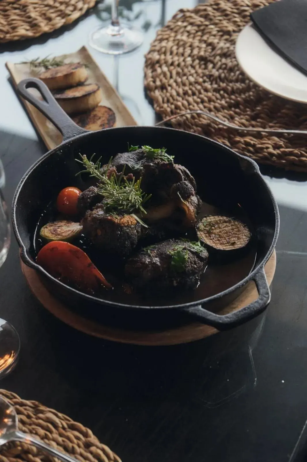 Cordero en olla de fierro con verduras asadas
