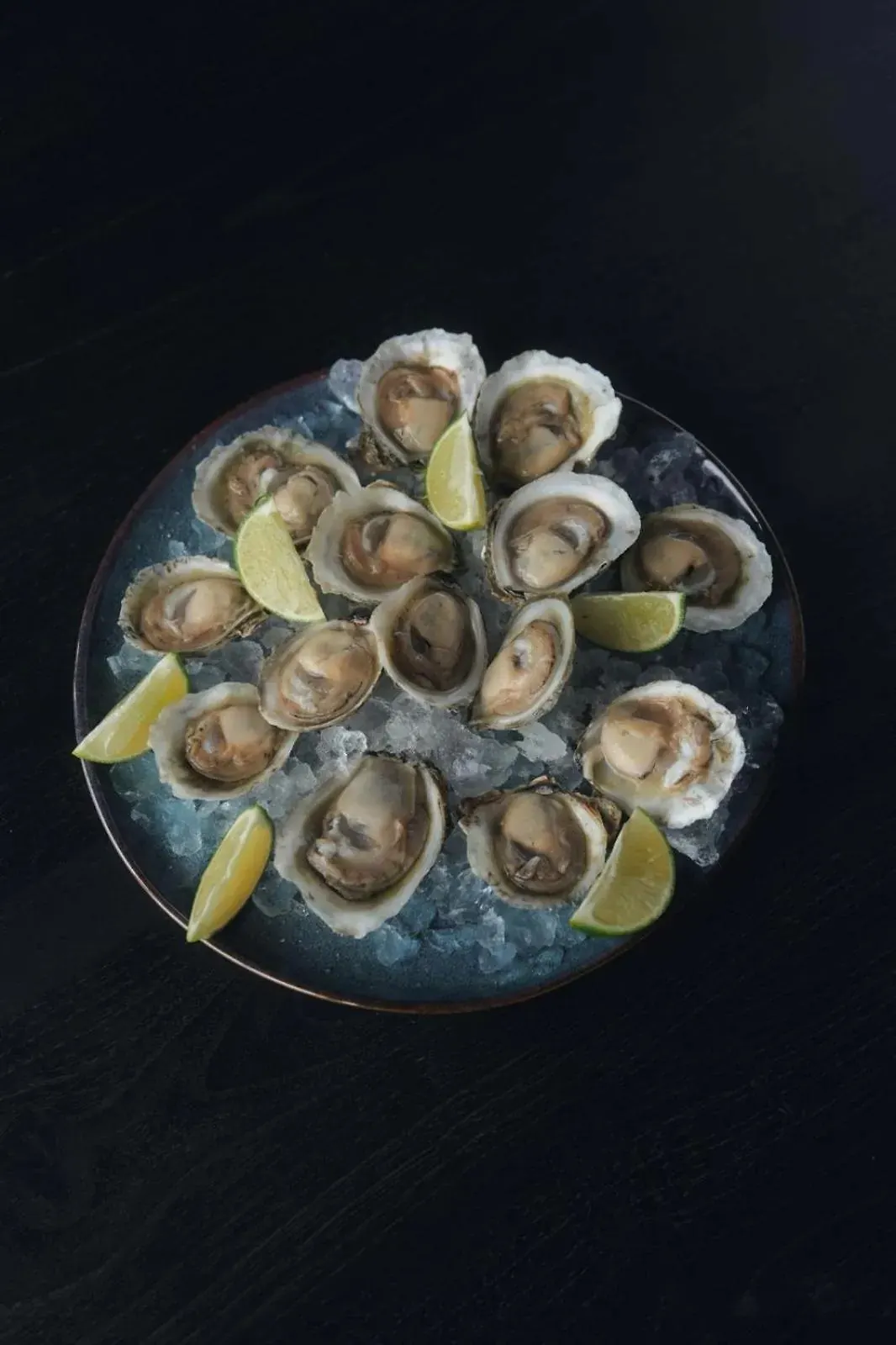 Ostras frescas sobre hielo con limón
